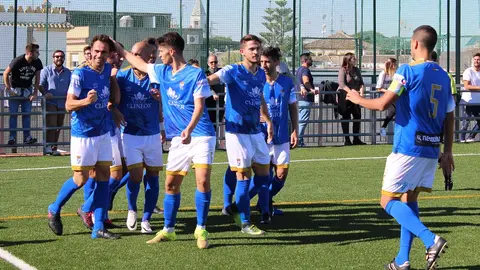 Pedro Carri&oacute;n celebra uno de los tres goles que anot&oacute; frente al Atl&eacute;tico Espele&ntilde;o en la primera vuelta | Alejandro Jim&eacute;nez