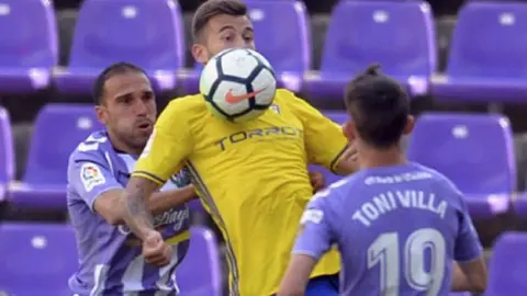 Carrillo trata de controlar un bal&oacute;n. 