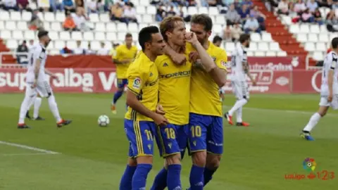 &Aacute;lex Fern&aacute;ndez celebra el gol del empate logrado de penalti. 
