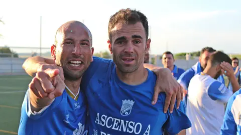 Quir&oacute;s y Pedro Carri&oacute;n durante la celebraci&oacute;n de la permanencia en Tercera Divisi&oacute;n | Alejandro Jim&eacute;nez