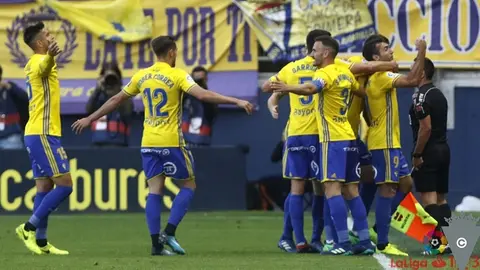 Los jugadores del C&aacute;diz celebran un gol de David Barral