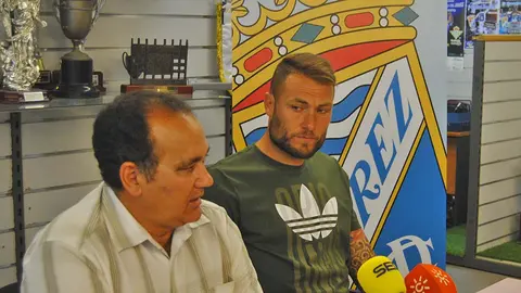 Presentaci&oacute;n de Jairo Ruiz con el Xerez CD | Foto de Manuel Jes&uacute;s Ruiz