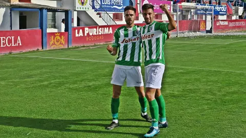 Antonio Jes&uacute;s, a la derecha de la imagen, celebra un gol junto a Dani del Moral con el Atl&eacute;tico Sanluque&ntilde;o