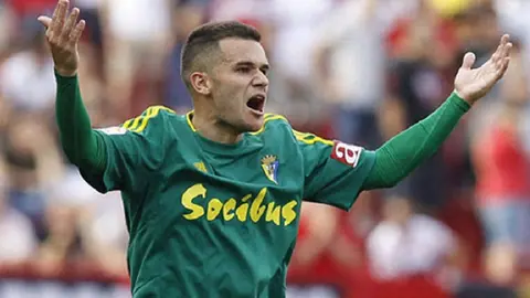 Ager Aketxe celebra su golazo anotado con el C&aacute;diz CF ante el Sevilla Atl&eacute;tico