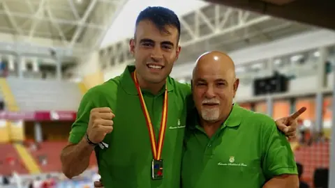 Carlos Pinte&ntilde;o a la izquierda de la imagen junto a su entrenador Navarro