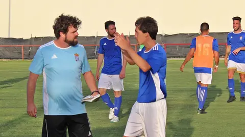 Juan Pedro Ramos, entrenador del Xerez CD, conversa con Alberto Pi&ntilde;ero./ Alejandro Jim&eacute;nez