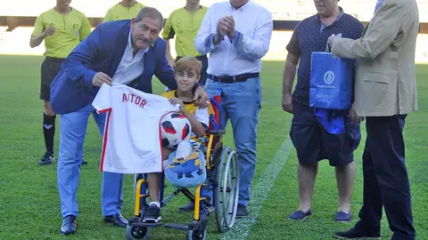 Aitor Palomeque recibe la camiseta del Sevilla FC | Foto de Manuel Jes&uacute;s Ruiz 