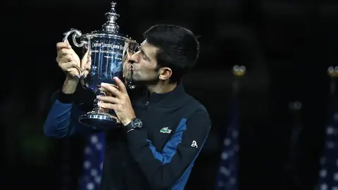 Novak Djokovic besando el trofeo otra vez m&aacute;s