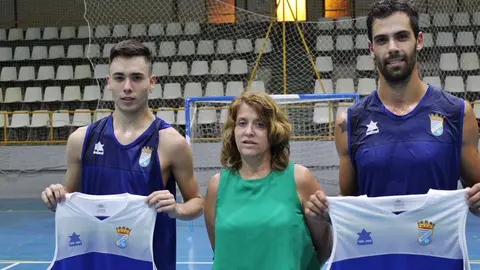 Daniel Monge (izq) y Mariano Macagno (der) posan junto a la presidenta del Baloncesto Xerez CD, Antonia Beltr&aacute;n