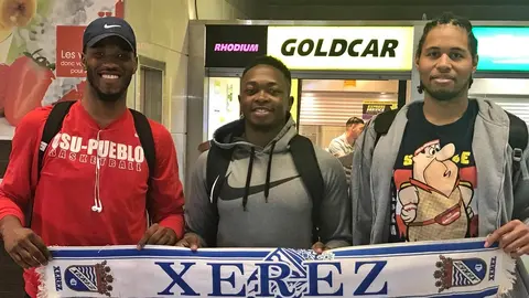 Rico Spikes, a la izquierda de la imagen, en su llegada a Jerez