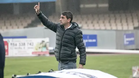 Pepe Masegosa da instrucciones durante el Xerez DFC - &Eacute;cija Balompi&eacute; | Foto: xerezdeportivofc.com