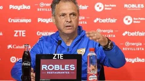 Joaqu&iacute;n Caparr&oacute;s durante una rueda de prensa en su etapa en el Sevilla FC