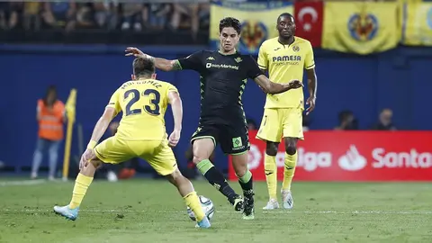 Marc Bartra en una acci&oacute;n del partido. Foto: Real Betis