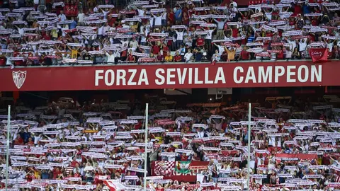 SEVILLE, SPAIN - AUGUST 14:  Fans cheers prior to the match between Sevilla FC vs FC Barcelona as part of the Spanish Super Cup Final 1st Leg  at Estadio Ramon Sanchez Pizjuan on August 14, 2016 in Seville, Spain.  (Photo by Aitor Alcalde/Getty Images)