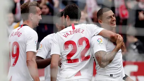 GRAF748. SEVILLA, 01/12/2019.- Los jugadores del Sevilla celebran el gol del defensor brasile&ntilde;o Diego Carlos (d) ante el Legan&eacute;s, durante el partido correspondiente a la decimoquinta jornada de LaLiga Santander, disputada este domingo en el estadio Ram&oacute;n S&aacute;nchez Pizju&aacute;n, en Sevilla. EFE/Julio Mu&ntilde;oz