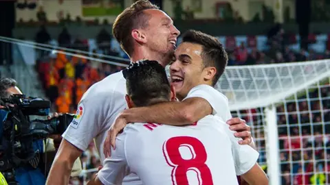 Sergio Reguil&oacute;n celebra un gol con los jugadores del Sevilla FC | SFC