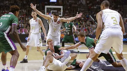 GRAF1415. M&Aacute;LAGA.16/02/2020.- El base de Unicaja, Alberto D&iacute;az (c), pelea el bal&oacute;n ante el pivot caboverdiano del Real Madrid, Walter Tavares, durante el partido correspondiente a la final de la Copa del Rey que se disputa esta tarde en el Palacio de Deportes Jos&eacute; M&ordf; Mart&iacute;n Carpena, en M&aacute;laga. EFE/Carlos D&iacute;az