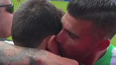 Juan Antonio Reyes, en besando a su hijo.