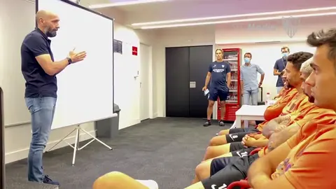 Monchi motiva a sus jugadores antes del derbi andaluz.