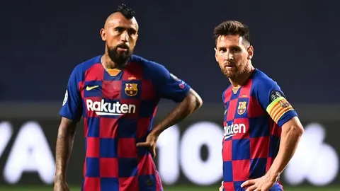 Leo Messi junto a Arturo Vidal tras la derrota del FC Barcelona ante el Bayern