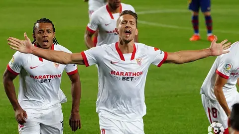 Luuk de Jong celebra un gol con la camiseta del Sevilla FC