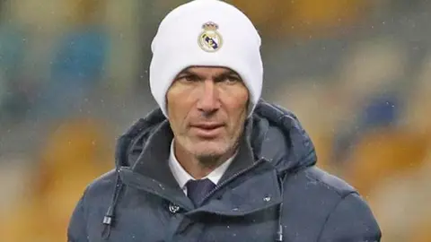 Zinedine Zidane con rostro preocupado en la derrota frente al Shaktar Donetsk