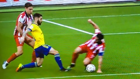 Alberto Perea (C&aacute;diz CF) intenta hacer un pase dentro del &aacute;rea, y Koke (Atl&eacute;tico de Madrid) corta con la mano que entra en contacto con el c&eacute;sped despu&eacute;s de haber realizado el pase el amarillo. Es decir, se apoya en el c&eacute;sped despu&eacute;s del toque del pase, cortando la trayectoria del bal&oacute;n | Movistar LaLiga
