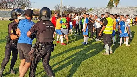 Aficionados del Xerez CD saltan al c&eacute;sped para increpar a los jugadores tras perder ante el AD Ceuta