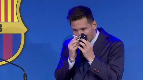 Messi llorando en su despedida del FC Barcelona