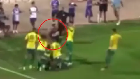 Un aficionado del Xerez CD invade el campo para agredir a un jugador de Los Barrios