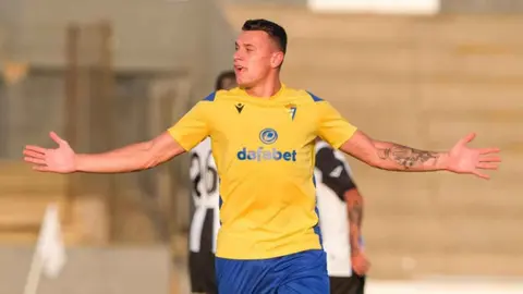 Milutin Osmajic celebra un gol con la camiseta del C&aacute;diz CF