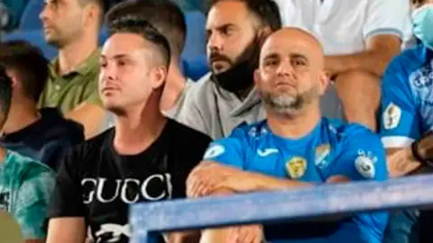 Juan D&iacute;az y Jos&eacute; Luis Mateos en la grada del Estadio Pedro Garrido