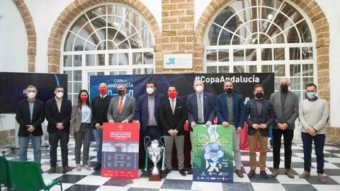 
<p>   C&Aacute;DIZ, 14 (EUROPA PRESS)</p>
<p>   La provincia de C&aacute;diz despide 2021 y da la bienvenida a 2022 como epicentro del f&uacute;tbol sala regional y nacional. La apuesta de las administraciones p&uacute;blicas gaditanas, con la participaci&oacute;n de la Diputaci&oacute;n de C&aacute;diz y la Real Federaci&oacute;n Andaluza de F&uacute;tbol por la provincia como sede de sus pr&oacute;ximas competiciones lo hace posible.</p>
<p>   Seg&uacute;n ha informado la Diputaci&oacute;n en una nota, el Palacio Provincial ha sido el escenario de la presentaci&oacute;n de dos competiciones que reunir&aacute;n en distintas poblaciones gaditanas a centenares de deportistas llegados de todo el pa&iacute;s. Primero, entre el 16 y el 19 de diciembre, San Fernando acoger&aacute; la disputa de la Copa de Andaluc&iacute;a Infantil de F&uacute;tbol Sala, en la que participar&aacute;n las ocho selecciones provinciales.</p>
<p>   Este martes no s&oacute;lo se ha presentado la competici&oacute;n, sino que se ha celebrado en directo el sorteo que ha emparejado a los combinados provinciales en dos grupos: el Grupo A, con Almer&iacute;a, Ja&eacute;n, M&aacute;laga y Granada; y el Grupo B, con Sevilla, Huelva, C&oacute;rdoba y C&aacute;diz.</p>
<p>   Los partidos de la fase de grupos y los posteriores cruces para dilucidar el campe&oacute;n de la cita se van a llevar a cabo en los pabellones de Bah&iacute;a Sur y Enrique M&aacute;rquez.</p>
<p>   Por otro lado, del 8 al 15 de enero, se disputar&aacute;n en la provincia dos citas deportivas en las que se podr&aacute;n ver a las "futuras estrellas internacionales" del f&uacute;tbol sala. Se trata de los Campeonatos de Espa&ntilde;a de selecciones auton&oacute;micas en categor&iacute;as sub-19 y sub-16.</p>
<p>   En este caso, los combinados se dividir&aacute;n en cinco grupos, que disputar&aacute;n sus encuentros en las localidades de San Fernando, Jerez de la Frontera, C&aacute;diz y Chiclana de la Frontera. Los mejores clasificados disputar&aacute;n luego las rondas de cuartos, semifinales y final.</p>
<p>   El acto ha contado con la participaci&oacute;n de numerosas autoridades, en representaci&oacute;n tanto de la Diputaci&oacute;n, como de la Junta de Andaluc&iacute;a, de los ayuntamientos implicados en la organizaci&oacute;n de la competici&oacute;n y de la propia Federaci&oacute;n Andaluza de F&uacute;tbol.</p>
<p>   Jaime Armario, diputado responsable del &Aacute;rea de Desarrollo de la Ciudadan&iacute;a, ha reivindicado el trabajo que la Diputaci&oacute;n de C&aacute;diz est&aacute; haciendo para atraer a la provincia la disputa de grandes competiciones de &eacute;lite, pero tambi&eacute;n de deporte base.</p>
<p>   Se trata en ambos casos, seg&uacute;n ha recordado el diputado, no s&oacute;lo de consolidar a la provincia como un destino de primer nivel para la pr&aacute;ctica de todo tipo de deportes, sino tambi&eacute;n de mostrar su potencialidad como destino tur&iacute;stico para este sector en auge.</p>
<p>   Armario se ha referido a la importancia que eventos de estas caracter&iacute;sticas tienen para la econom&iacute;a de las localidades que los acogen. No en vano, se espera que sean en torno a un centenar los participantes en la Copa Andaluc&iacute;a Infantil y casi 800 los que se desplacen hasta C&aacute;diz para la disputa de los Campeonatos Nacionales del mes de enero. A ellos habr&aacute; que sumar los familiares y aficionados al f&uacute;tbol sala, con la repercusi&oacute;n que conlleva esta afluencia de p&uacute;blico en sectores como la hosteler&iacute;a y el comercio.</p>
<p>   En la misma l&iacute;nea se ha pronunciado el presidente de la Real Federaci&oacute;n Andaluza de F&uacute;tbol, Pablo Lozano, que ha alabado el "magn&iacute;fico trabajo" que est&aacute;n realizando en los &uacute;ltimos a&ntilde;os las instituciones gaditanas en sus instalaciones deportivas para que la provincia sea un referente en el turismo deportivo.</p>
<p>   Lozano ha se ha referido a C&aacute;diz como un lugar "con el mejor clima, la mejor gastronom&iacute;a, donde combinar turismo y deporte y con unas excelentes comunicaciones", de ah&iacute; la apuesta que la entidad que preside est&aacute; haciendo de forma recurrente por la provincia como espacio para albergar algunas de sus principales competiciones, una vez superados los peores momentos de la pandemia.</p>
<p>   Junto al diputado Jaime Armario y el propio Pablo Lozano, han participado en este acto el delegado territorial de Deportes de la Junta de Andaluc&iacute;a, Miguel Andreu; Antonio Luis Rojas y Francisco Jos&eacute; Posada, concejales de San Fernando; Jos&eacute; Ram&oacute;n P&aacute;ez, concejal de C&aacute;diz; Jes&uacute;s Alba, concejal de Jerez; Jos&eacute; Manuel Vera, concejal de Chiclana; Antonio Bernal, vicepresidente de la RFAF; y Meritxell Rubio, responsable de F&uacute;tbol y F&uacute;tbol Sala Femenino de la RFAF, entre otros.</p>
      