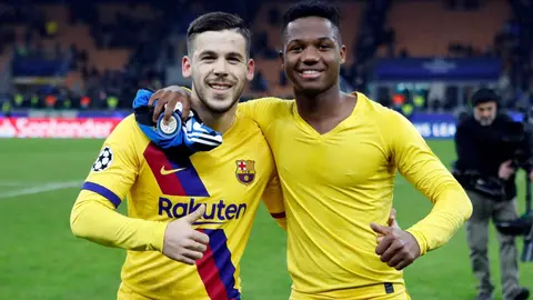 Carles P&eacute;rez posa junto a Ansu Fati tras un encuentro con el FC Barcelona