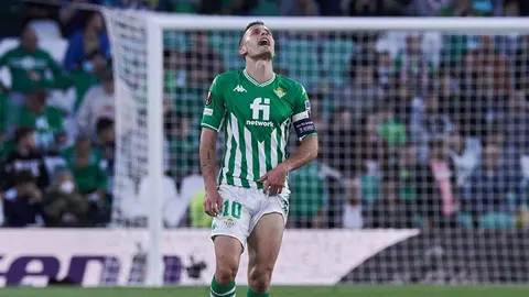 Sergio Canales lament&aacute;ndose de uno de los goles en el Real Betis - Eintracht | Salvador L&oacute;pez para El MIRA