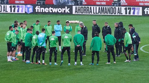 Charla de Manuel Pellegrini en el &uacute;ltimo entrenamiento antes de la final de Copa del Rey | Salvador L&oacute;pez para El MIRA