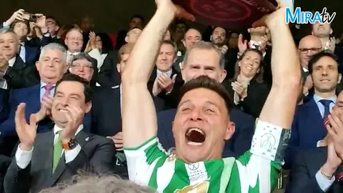 Joaqu&iacute;n celebra la tercera Copa del Rey del Betis ante su majestad Felipe VI.