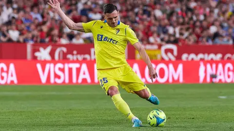 Lucas P&eacute;rez golpea el esf&eacute;rico que supuso el empate en el Ram&oacute;n S&aacute;nchez Pizju&aacute;n | Salvador L&oacute;pez Medina para El MIRA