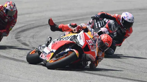 Marc M&aacute;rquez salvando su ca&iacute;da en Jerez