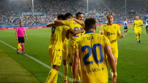 Los jugadores del C&aacute;diz CF celebran el tanto de la permanencia ante el Deportivo Alav&eacute;s | CCF