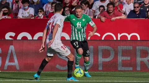 Joaqu&iacute;n y Jes&uacute;s Navas durante El Gran Derbi entre Sevilla FC y Real Betis | Salvador L&oacute;pez para El MIRA