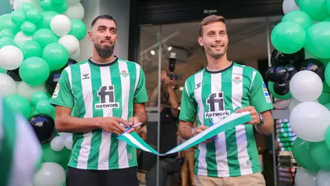 Borja Iglesias y Sergio Canales inauguran la nueva tienda del Real Betis | Salvador L&oacute;pez para El MIRA