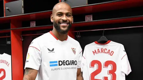 Marcao en su presentaci&oacute;n con el Sevilla FC 