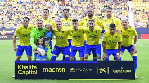 Los jugadores del C&aacute;diz CF posan antes de jugar un partido de LaLiga