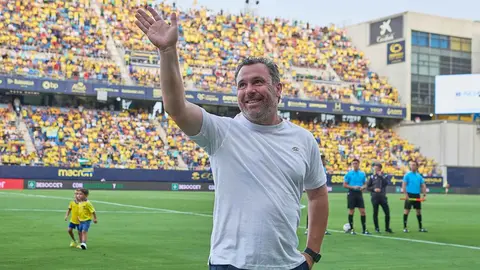 Sergio Gonz&aacute;lez saluda a la afici&oacute;n en un choque en el Nuevo Mirandilla | Salvador L&oacute;pez Medina para El MIRA