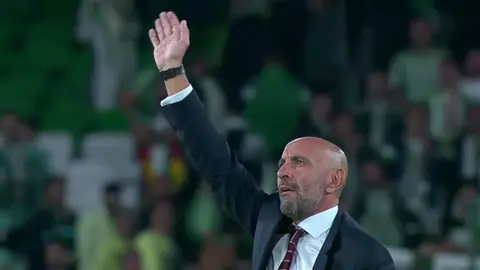 Monchi cabrea al Benito Villamar&iacute;n tras salir al campo a celebrar el empate en el derbi
