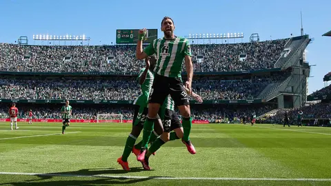 Borja Iglesias celebra su gol en el Real Betis - Mallorca | Salvador L&oacute;pez Medina para El MIRA