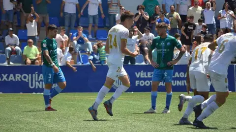 Los jugadores del V&eacute;lez CF celebran el gol del empate | Foto: V&eacute;lez CF