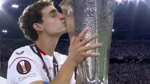 Manu Bueno besando la copa de la UEFA Europa League