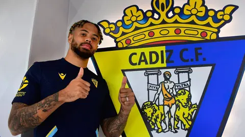 Th&eacute;o Bongonda posa junto al escudo del C&aacute;diz CF
